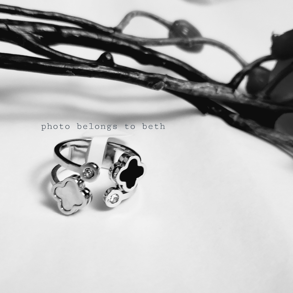 Clover Black/white Ring